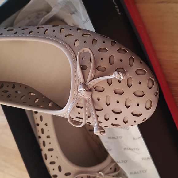 Woman's Flats - Picture 4 of 4